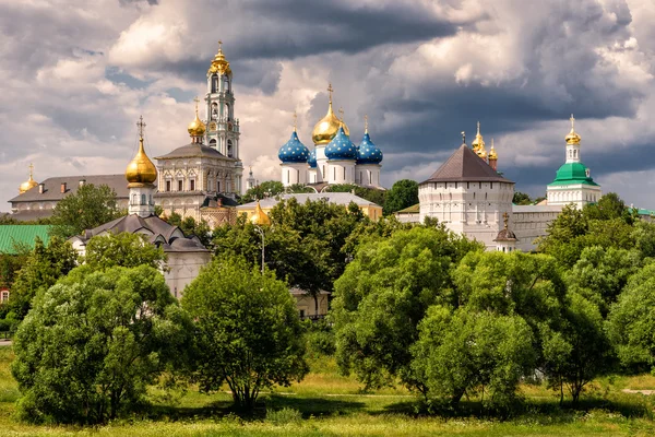 मॉस्को जवळ सर्जीव पोसाड मधील महान त्रिनिटी मठ — स्टॉक फोटो, इमेज