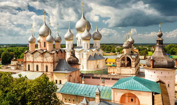 Mariä-Himmelfahrt-Kathedrale und Auferstehungskirche in Rostov kr — Stockfoto