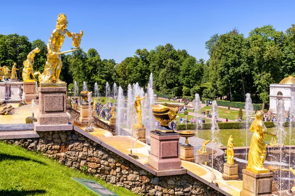 Große Kaskade im Peterhof — Stockfoto