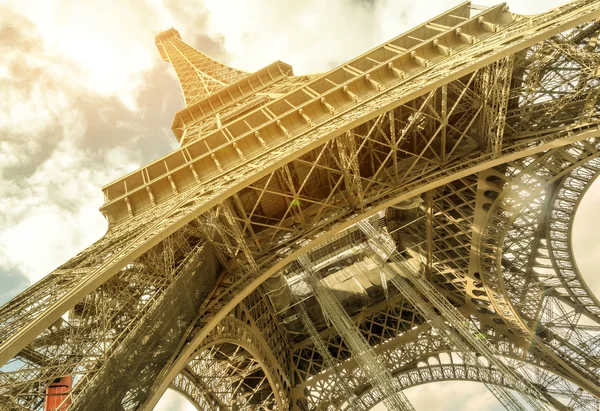 Eiffelturm an einem sonnigen tag, paris — Stockfoto