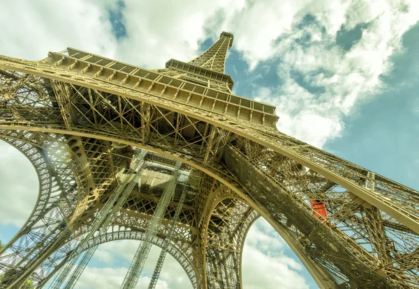 Eiffel Tower on a bright sunny day, Paris — Stock Photo, Image