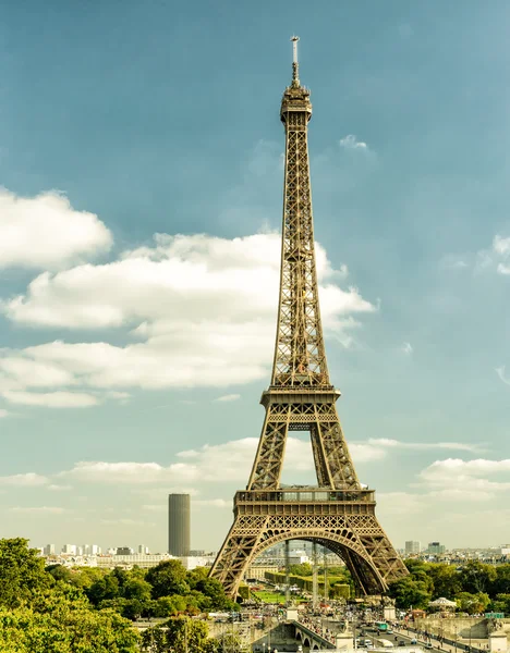 Pariser Skyline mit Eiffelturm — Stockfoto