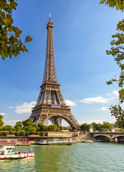 Torre Eiffel a partir do rio Sena em Paris — Fotografia de Stock