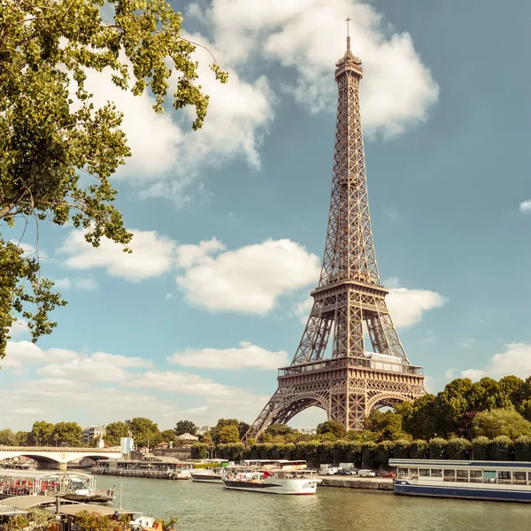 Der eiffelturm von der Seine in paris — Stockfoto