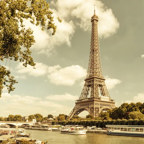 Eiffeltornet från floden Seine i Paris — Stockfoto