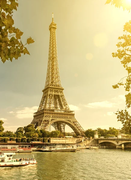 Torre Eiffel a partir do rio Sena em Paris — Fotografia de Stock