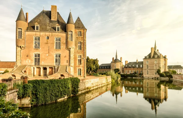 Velho castelo no lago no Vale do Loire — Fotografia de Stock