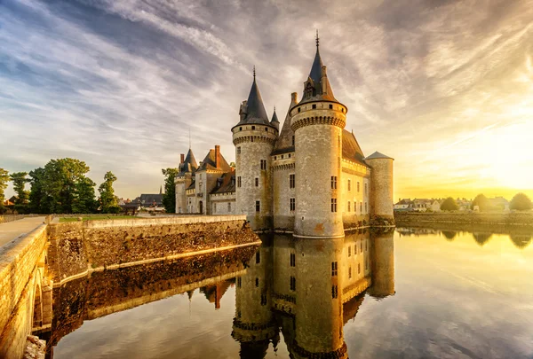 El castillo de Sully-sur-Loire al atardecer, Francia Fotos de stock libres de derechos