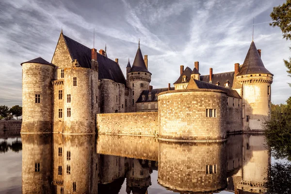 Chateau (slott) Sully-sur-Loire vid solnedgången — Stockfoto