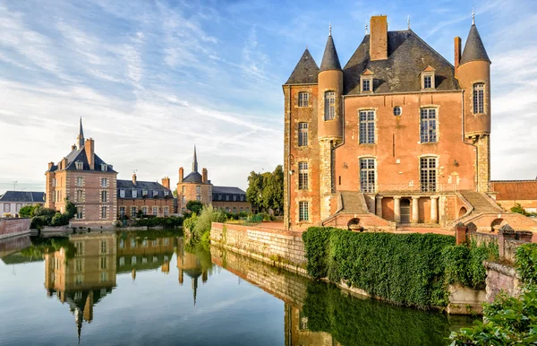 Malerisches Schloss am See im Loire-Tal — Stockfoto