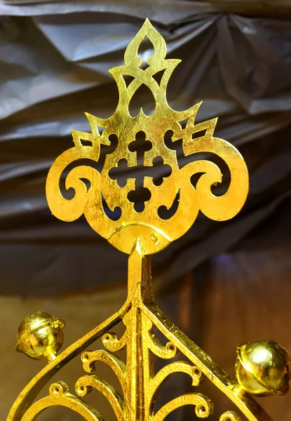 Gilt kruis op de top van de orthodoxe kerk tijdens reconstructi — Stockfoto