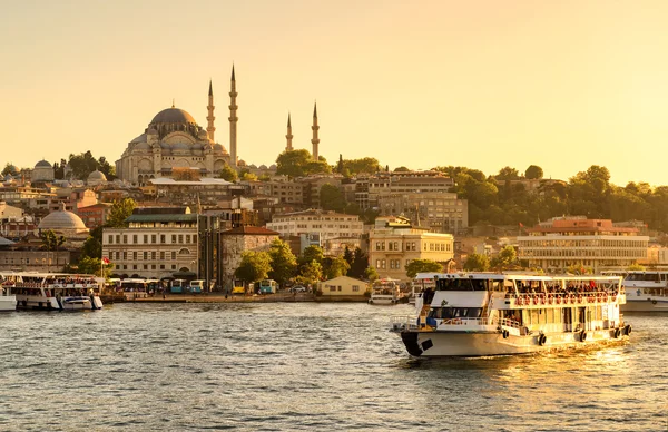 Barco turístico navega no Chifre de Ouro em Istambul — Fotografia de Stock