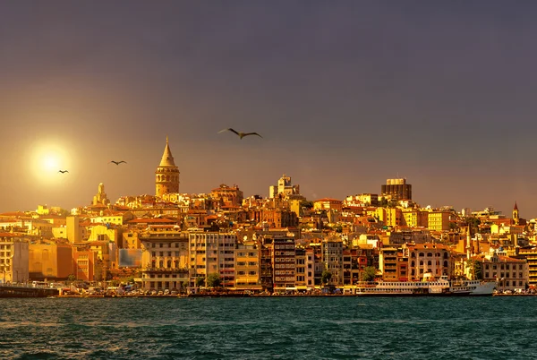 Istanbul skyline med Galata Tower i solnedgången — Stockfoto