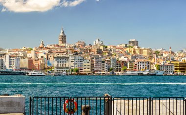Cityscape galata Kulesi istanbul'da golden horn üzerinde