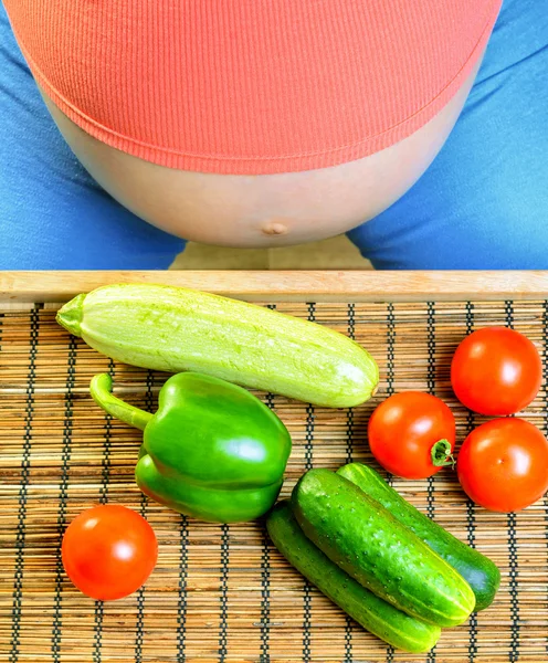 Gravid kvinna med grönsaker — Stockfoto