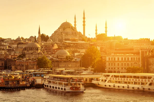Het historische centrum van Istanbul bij zonsondergang — Stockfoto