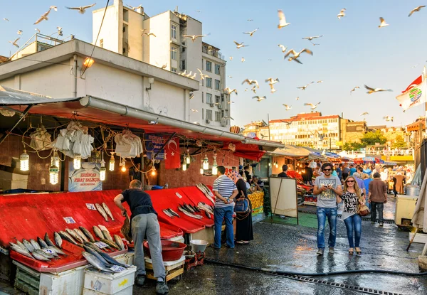 Рыбный рынок в старом районе Галаты в Стамбуле — стоковое фото