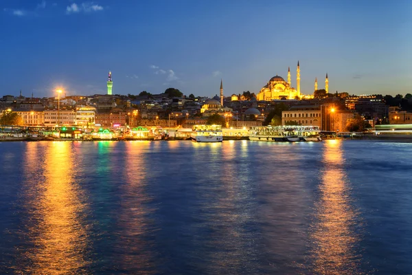Het historische centrum van Istanbul's nachts — Stockfoto