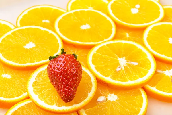 Fresh orange slices with strawberry — 图库照片