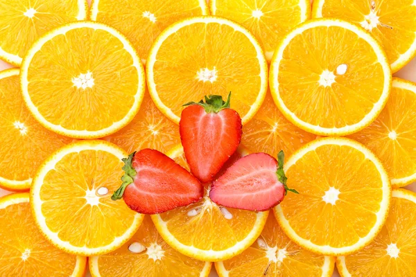 Orange slices with strawberry, background — 图库照片