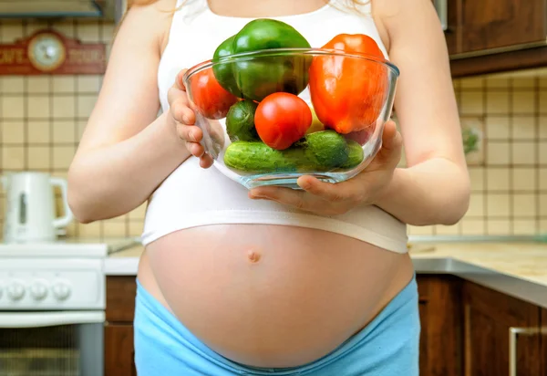 Healthy eating for pregnant woman — Stock Photo, Image