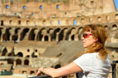 Roma'daki Colosseum, Kızıl saçlı kadın turist bakar