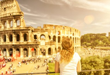 Roma'daki Colosseum kadın turist bakar