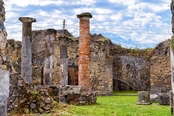 ซากปรักหักพังของบ้านใน Pompeii, อิตาลี — ภาพถ่ายสต็อก
