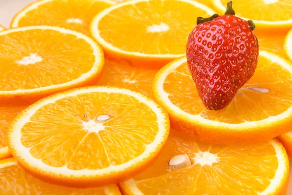 Fresh orange slices with strawberry — 图库照片