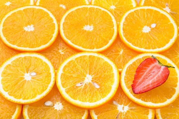 Fresh orange slices with strawberry — 图库照片