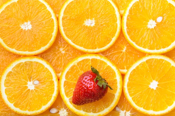 Fresh orange slices with strawberry — 图库照片