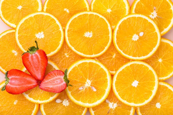 Fresh orange slices with strawberry — 图库照片