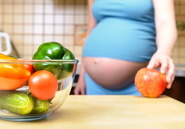 Sunda matvanor för gravid kvinna — Stockfoto