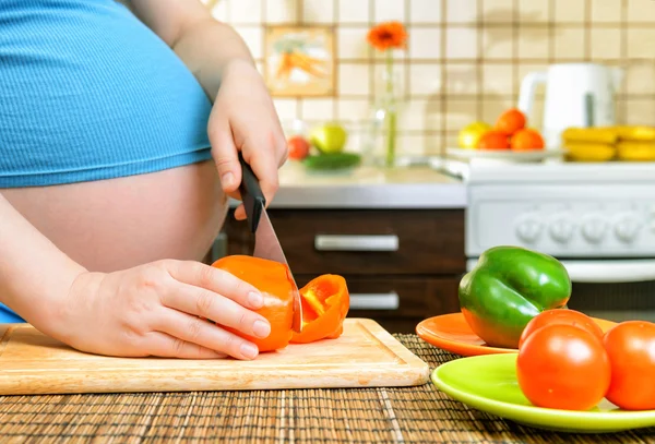 Gravid kvinna förbereder vegetabiliska livsmedel — Stockfoto