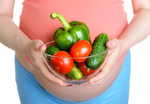 Mujer embarazada con verduras frescas — Foto de Stock