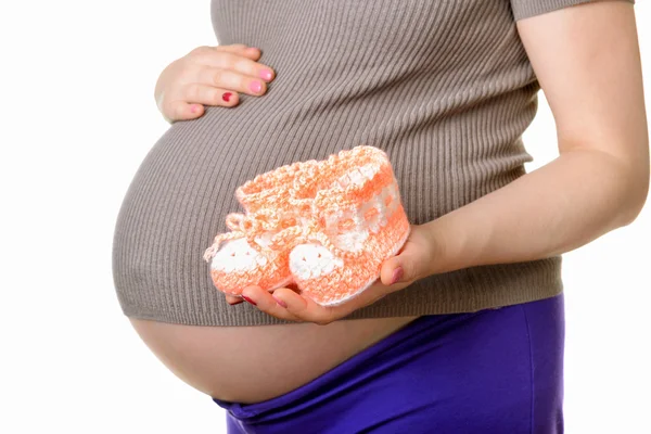 Schwangere Frau mit schönen wollenen Babyschuhen — Stockfoto