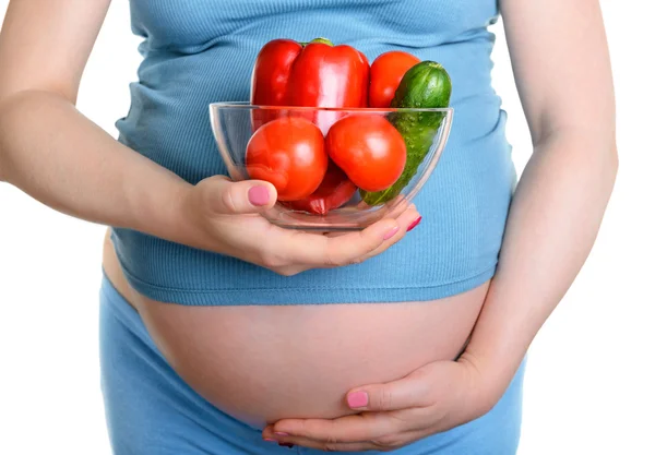 Беременная женщина со свежими овощами — стоковое фото