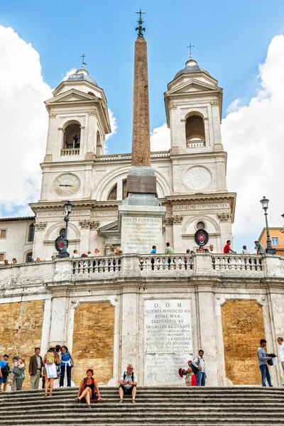 Kostel Santissima Trinita dei Monti a starověký obelisk v Římě — Stock fotografie