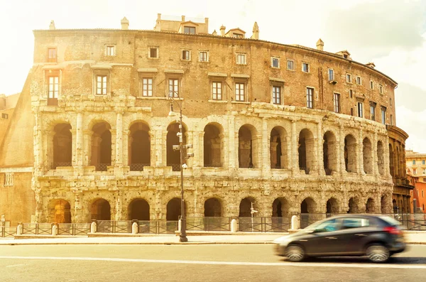 L'antico edificio in una strada nel centro di Roma — Foto Stock