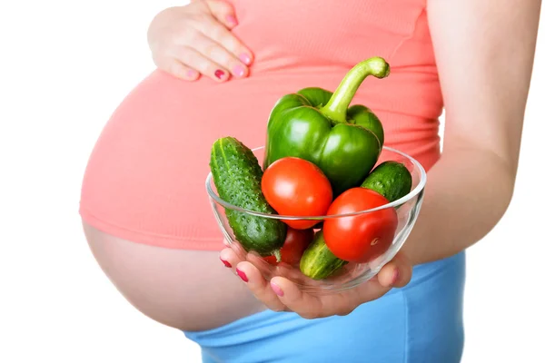 Mujer embarazada con verduras frescas — Foto de Stock