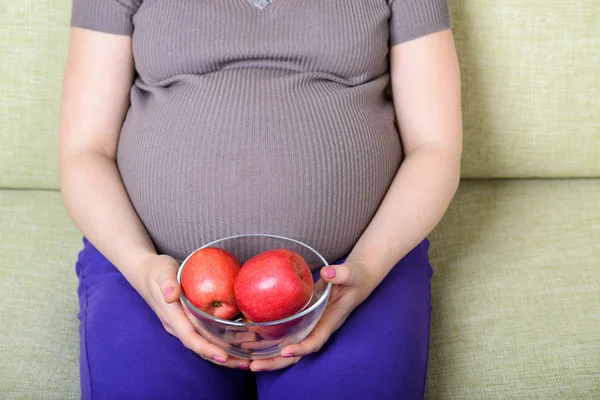 Pregnant woman with fresh apples — Stock Photo, Image