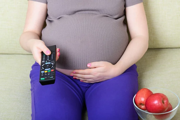 Pregnant woman watching television — Stock Photo, Image