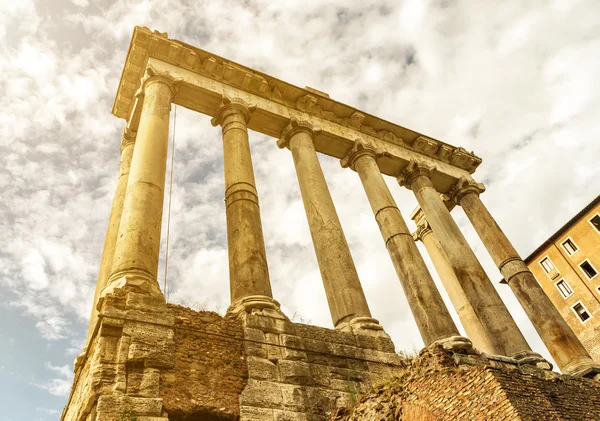 Храм Сатурна на Римском форуме в Риме — стоковое фото