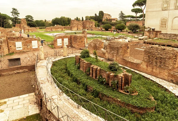 Римские руины на Палатинском холме в Риме — стоковое фото