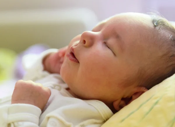 Newborn girl sleeping peacefully — Stock Photo, Image