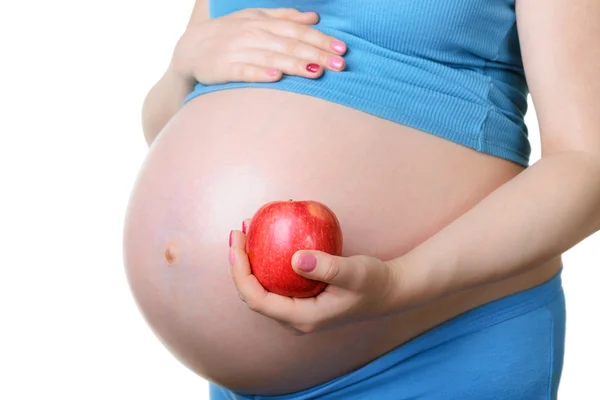 Gravid kvinna som håller ett rött äpple — Stockfoto