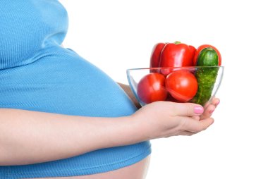 Taze sebze tutan hamile kadın