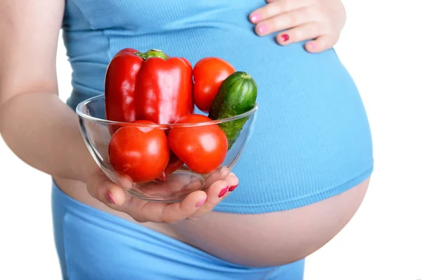 怀孕的女人抱着新鲜的蔬菜 — 图库照片