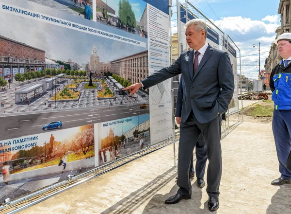 莫斯科市长美国索比亚宁在其重新访问凯旋门广场 — 图库照片
