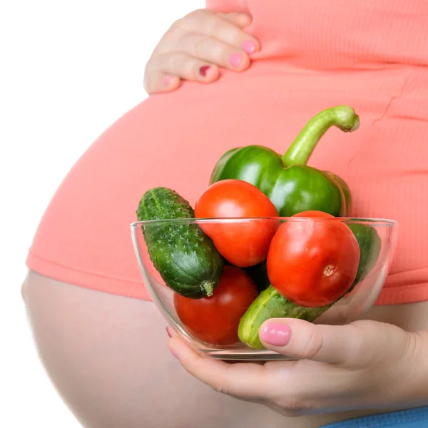 Mujer embarazada sosteniendo verduras frescas —  Fotos de Stock